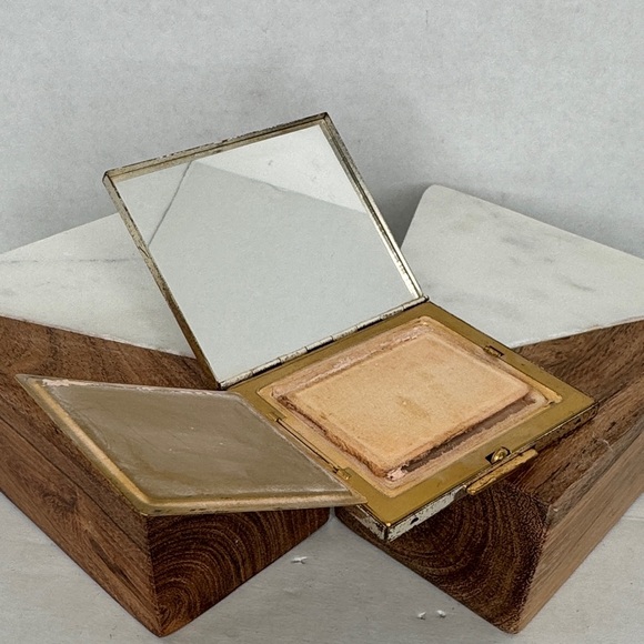 Vintage 1950s Silver and Gold Floral Makeup Compact - Picture 3 of 11